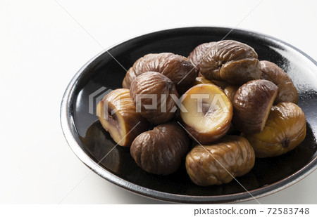 Sweet chestnuts on a white background 72583748