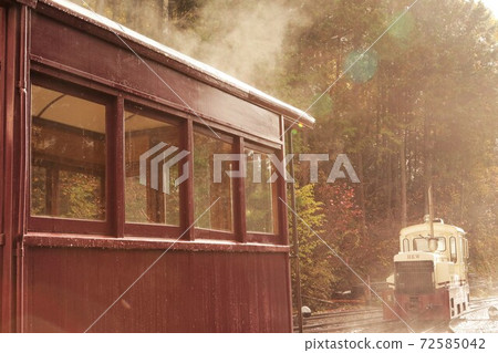 赤澤森林鐵路(木曾森林鐵路)雨後冒煙的客車和柴油車 赤澤森林鐵路(木曾森林鐵路)雨後冒煙的客車和柴油車 72585042