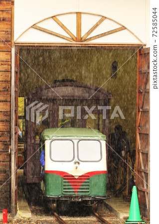 赤澤森林鐵路（Kiso Forest Railway）雨中站立的汽車 72585044