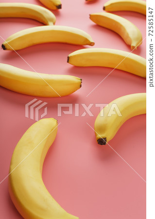 Geometric pattern of bananas on a pink background. The view from the top. Geometric pattern of bananas on a pink background. The view from the top. 72585147