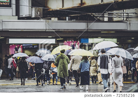 People crossing the rain pedestrian crossing People crossing the rain pedestrian crossing 72585216