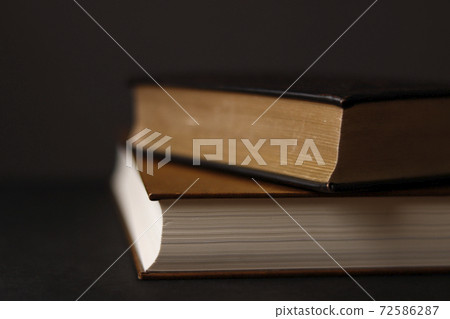 兩本厚書 兩本厚書 72586287