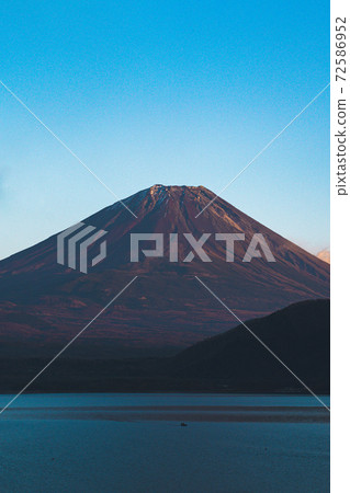 從Koan露營地看到的本栖湖和富士山 72586952