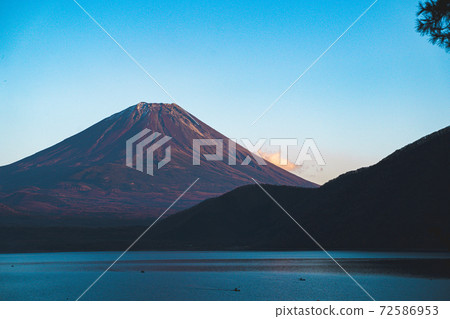 本栖湖和紅富士山 72586953