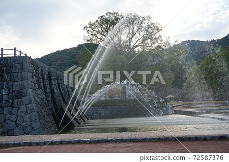 岩國城城堡城吉香公園的大型噴泉 岩國城城堡城吉香公園的大型噴泉 72587376