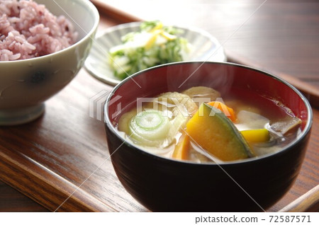 Miso soup, a lot of miso soup, pumpkin miso soup 72587571