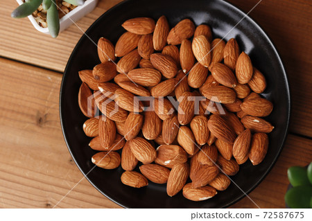 Almond 72587675