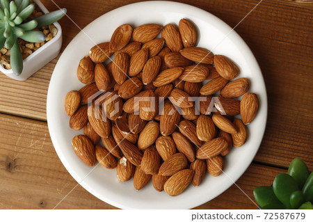 Almond Almond 72587679