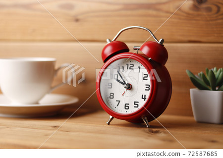 時鐘和咖啡杯 72587685