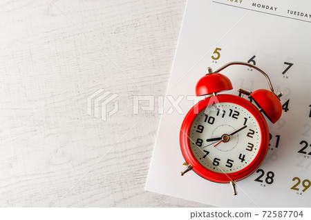 日曆和紅色時鐘 72587704