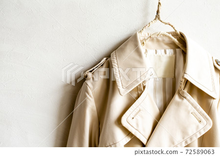 Upper body of light beige trench coat-around shoulders and chest Upper body of light beige trench coat-around shoulders and chest 72589063