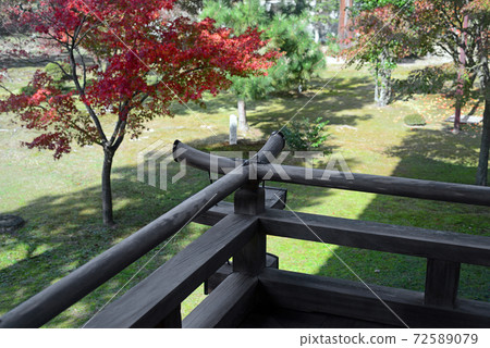 The parapet in the outer corridor of Daikakuji Temple 72589079