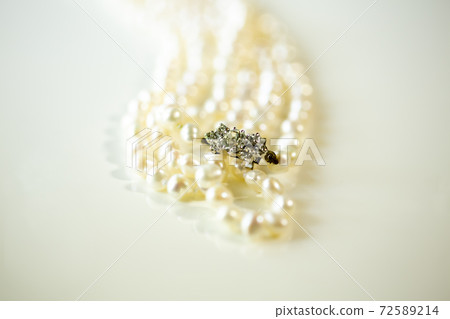 Up and copy space for pearls and metal fittings Up and copy space for pearls and metal fittings 72589214