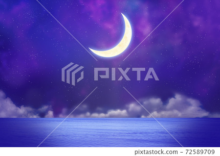 新月月亮和夜晚的大海和雲彩 72589709