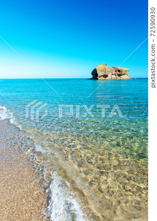 Hakuto Coast, a transparent beach 72590930