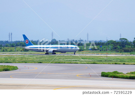 A scene of a passenger plane taking off from the runway of Yonago Kitaro Airport ... Sakaiminato City, Tottori Prefecture (lightly cloudy) 72591229