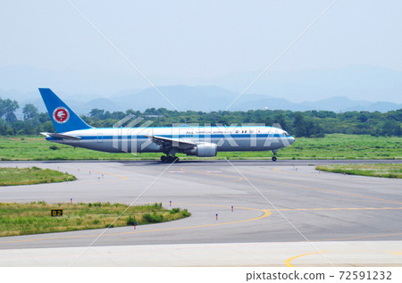 A scene of a passenger plane taking off from the runway of Yonago Kitaro Airport ... Sakaiminato City, Tottori Prefecture (lightly cloudy) A scene of a passenger plane taking off from the runway of Yonago Kitaro Airport ... Sakaiminato City, Tottori Prefecture (lightly cloudy) 72591232