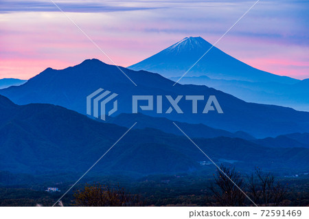 [Yamanashi Prefecture] Mt. Fuji seen from Yatsugatake and beautiful forest in autumn at dawn 72591469