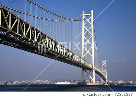 Akashi Kaikyo Bridge and Cruise Liner Akashi Kaikyo Bridge and Cruise Liner 72591557