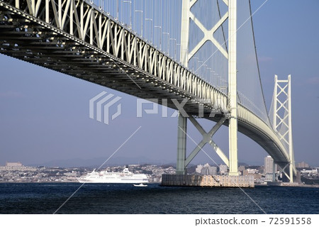 Akashi Kaikyo Bridge and Cruise Liner Akashi Kaikyo Bridge and Cruise Liner 72591558