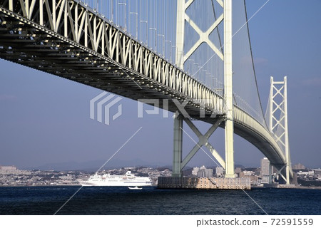 Akashi Kaikyo Bridge and Cruise Liner Akashi Kaikyo Bridge and Cruise Liner 72591559