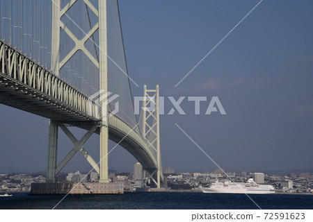 Akashi Kaikyo Bridge and Cruise Liner Akashi Kaikyo Bridge and Cruise Liner 72591623