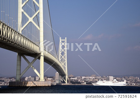 Akashi Kaikyo Bridge and Cruise Liner Akashi Kaikyo Bridge and Cruise Liner 72591624