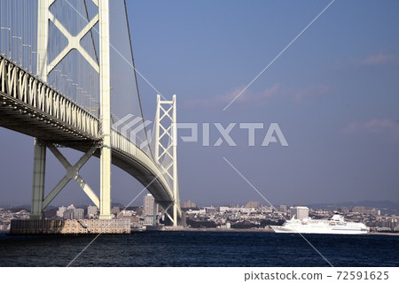 Akashi Kaikyo Bridge and Cruise Liner Akashi Kaikyo Bridge and Cruise Liner 72591625