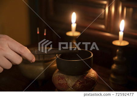 一種在日本家庭的佛教祭壇上點燃香火的狀態。 72592477