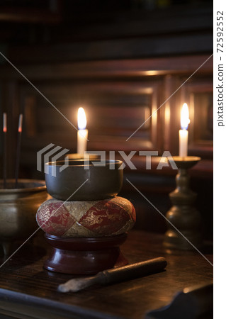 一種在日本家庭的佛教祭壇上點燃香火的狀態。 72592552
