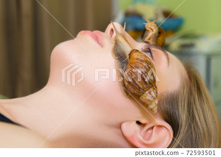 Caring for the skin of the face of the big snails Akhatina. 72593501
