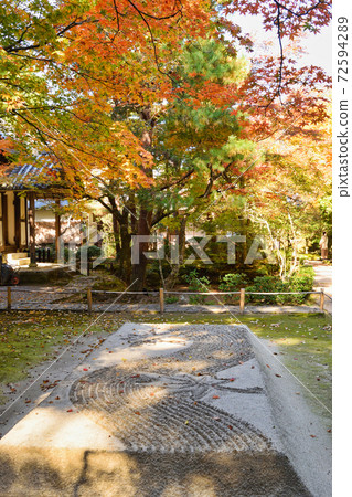 White sand platform of Honen-in Temple in Kyoto 72594289