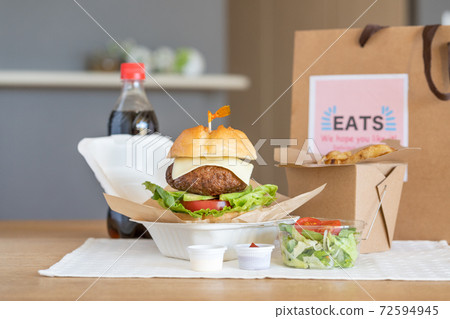美食鱷梨芝士漢堡交付食品的形象 72594945