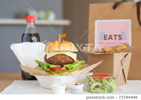 美食鱷梨芝士漢堡交付食品的形象 72594946