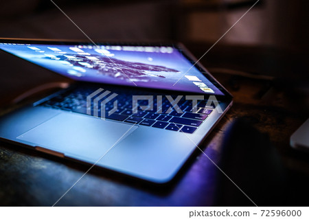 藍色的筆記本電腦鍵盤的圖像 藍色的筆記本電腦鍵盤的圖像 72596000