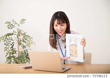 女人做在線房地產銷售 72596113