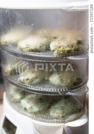 electric steamer with cooking chicken cutlets 72597189