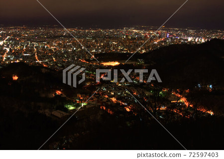從奧空三角山看札幌的冬季夜景 從奧空三角山看札幌的冬季夜景 72597403