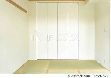 Japanese-style closet remodeled: Apartment interior image, white, stylish, storage, double doors, wallpaper, tatami, natural 72597875