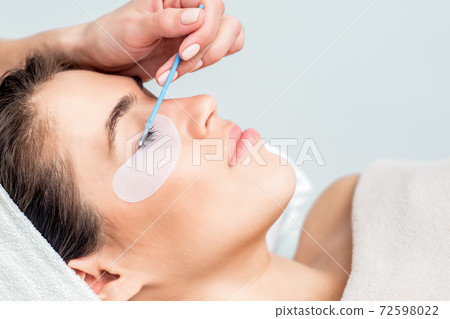 Eyelash extension procedure. 72598022