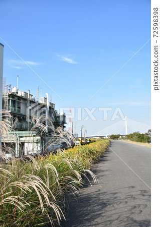 秋天的工廠風光 72598398