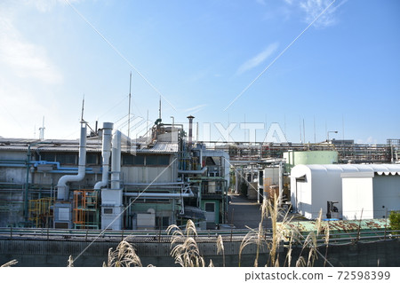 秋天的工廠風光 72598399