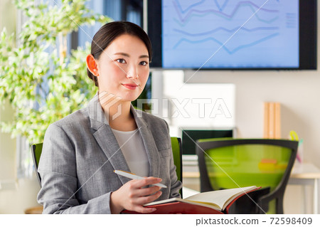 Business woman working in a bright office 72598409