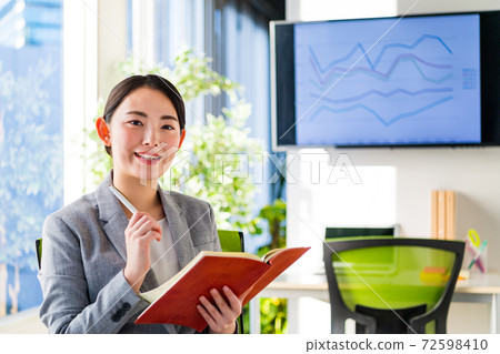 Business woman working in a bright office 72598410