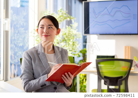 Business woman working in a bright office 72598411