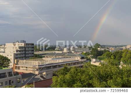 A pale rainbow sky, a rainbow, a gentle sky 72599468