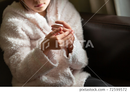 女孩用酒精消毒照顧粗糙的手 72599572