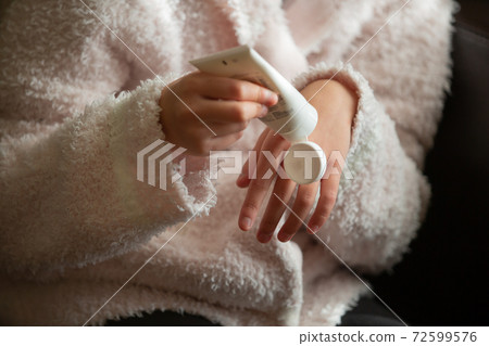 用護手霜護理酒精消毒粗糙手的婦女的手 72599576