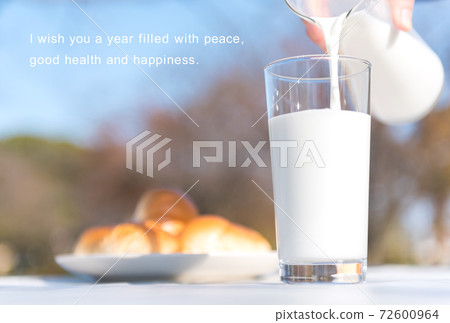 牛奶倒入玻璃杯中的新年賀卡圖像帶有英文消息的新年賀卡 72600964