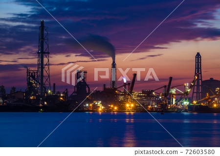 [協和工業區：新日鐵住友金屬製鐵廠的夜景剪影] 72603580
